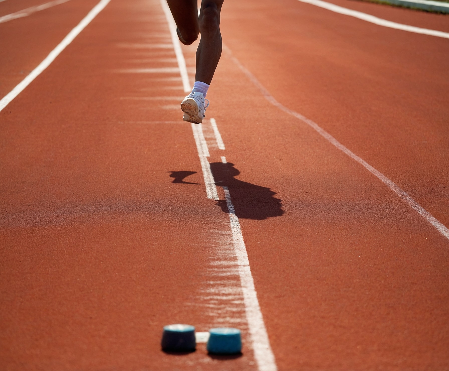 Atleta mejorando postura mediante reflexología podal
